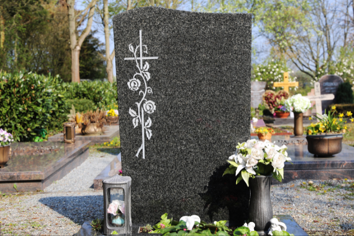 Grabstein aussuchen: Mit diesen Kosten müssen Sie rechnen