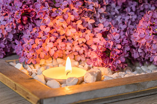 Gedenkkerzen anzünden